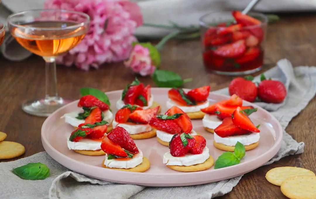 Utvalda Með Jarðaberjum Og Geitaosti